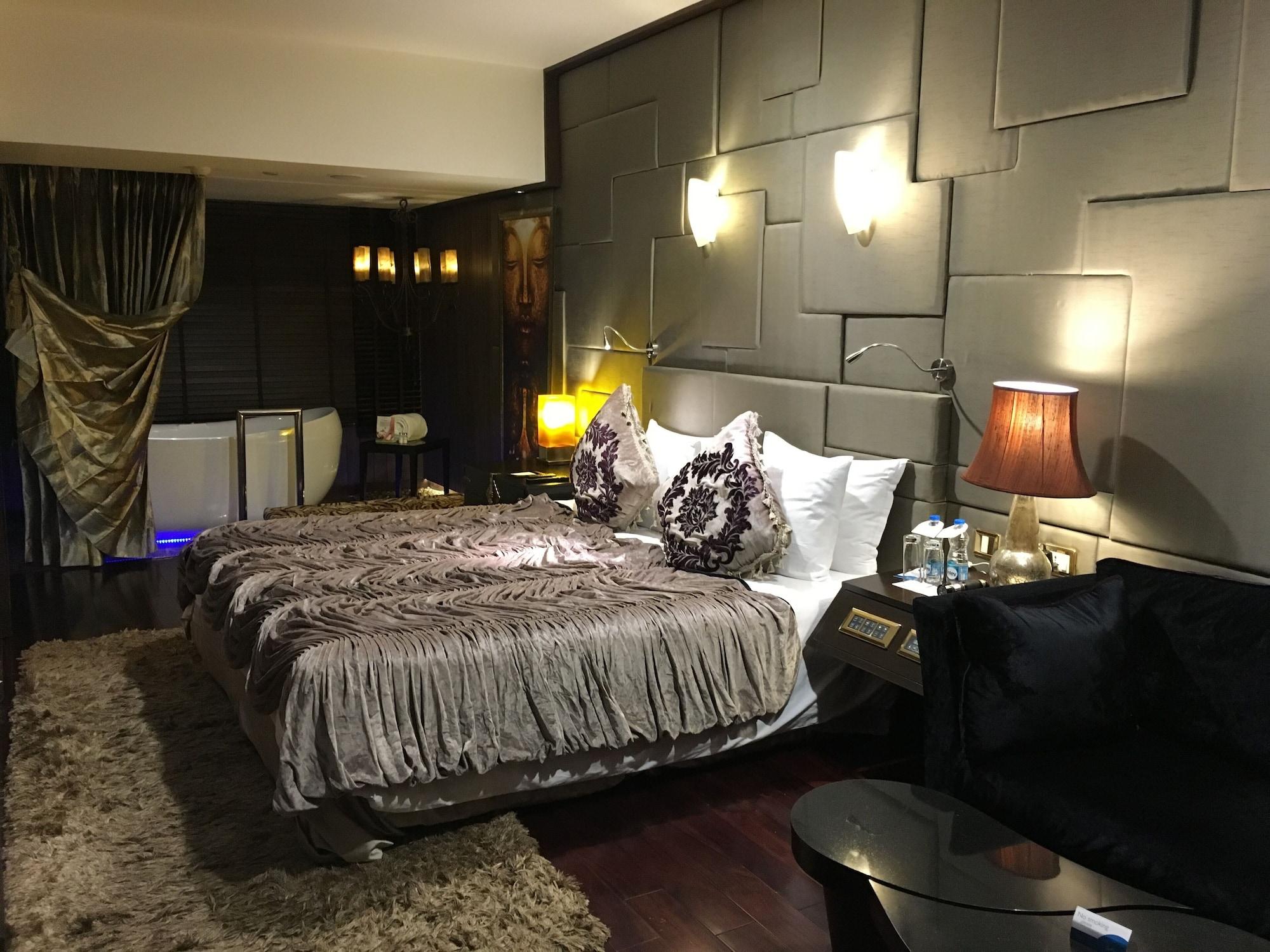 Radisson Blu Hotel Mbd Ludhiana Bagian luar foto